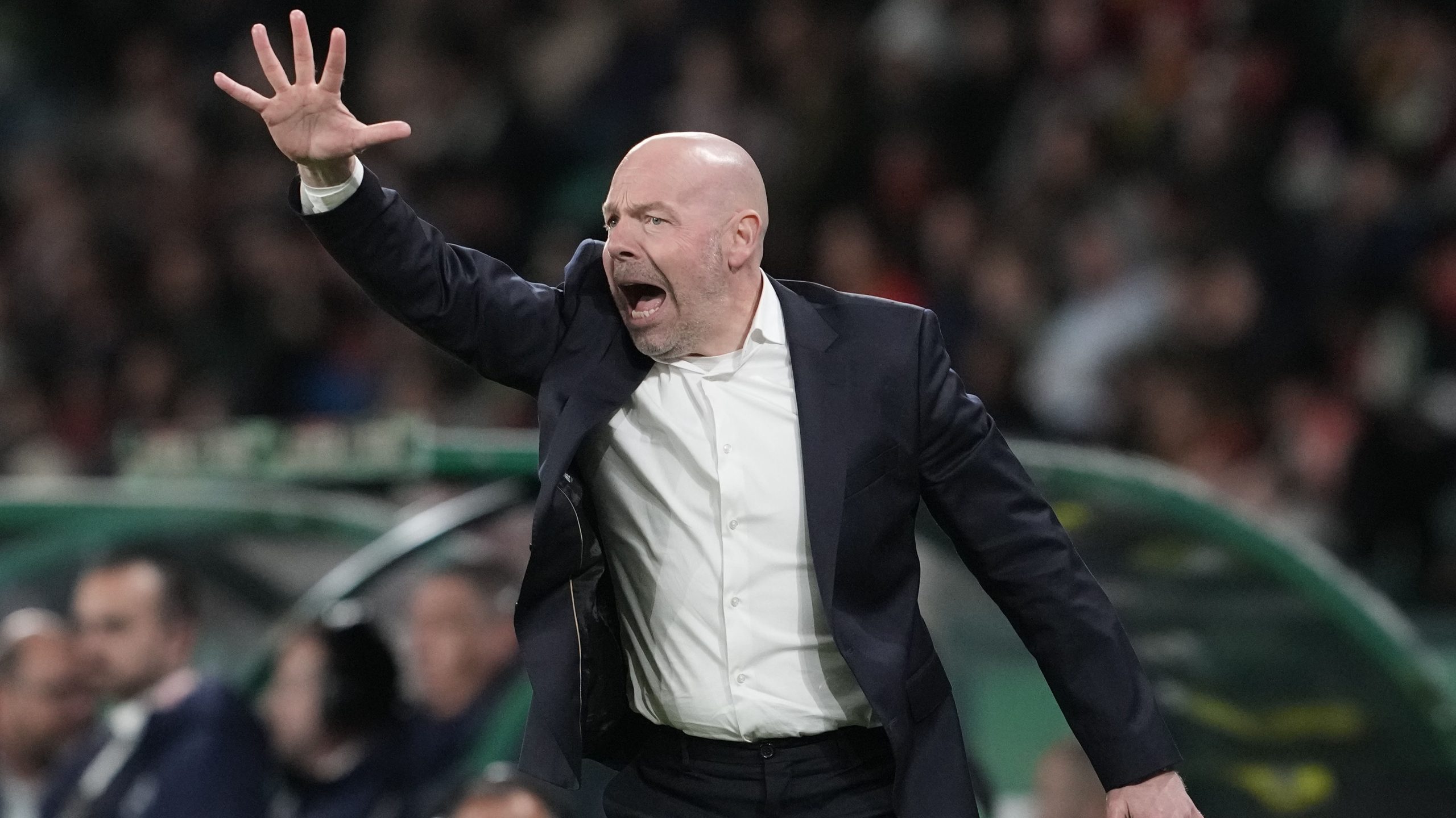 Danmarks landslagssjef Brian Riemer på sidelinjen.