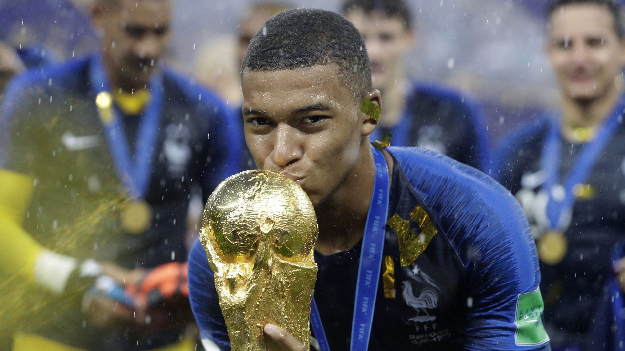 Kylian Mbappé kysser VM-pokalen etter Frankrikes VM-triumf i 2018.