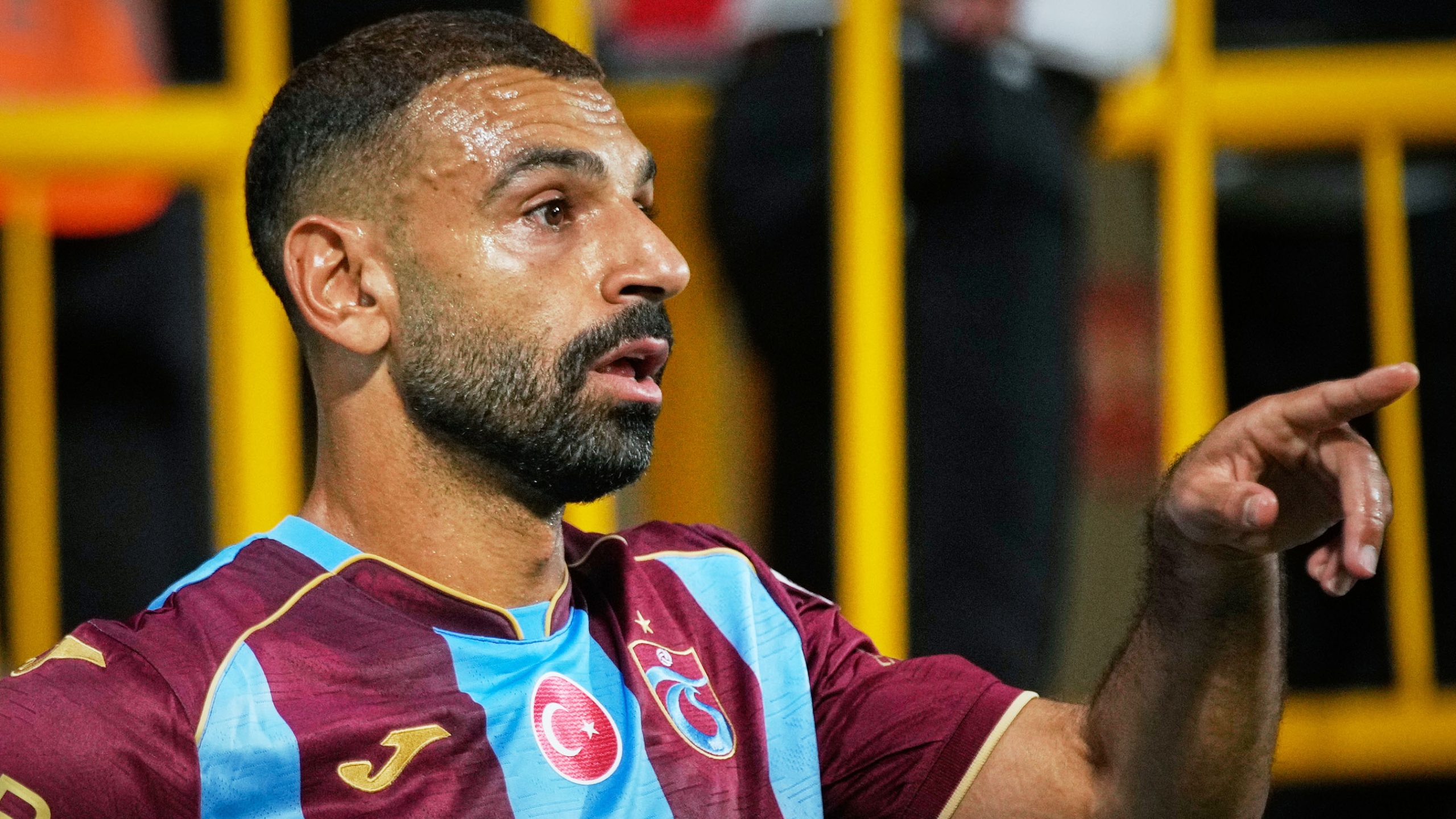 Mohamed Salah i Trabzonspor-drakt under kamp i Tyrkia.